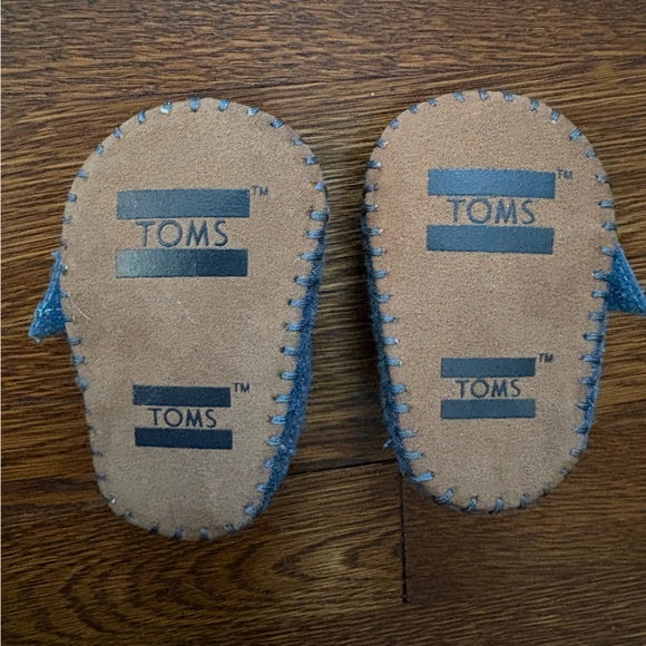 TOMS Embroidered Chambray Infant Shoes - Picture 3 of 4